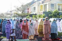  A group of woman standing.